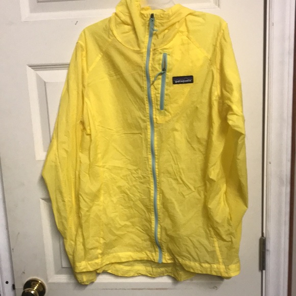 Beautiful Patagonia windbreaker or raincoat with hoodie medium size yellow - Picture 1 of 5